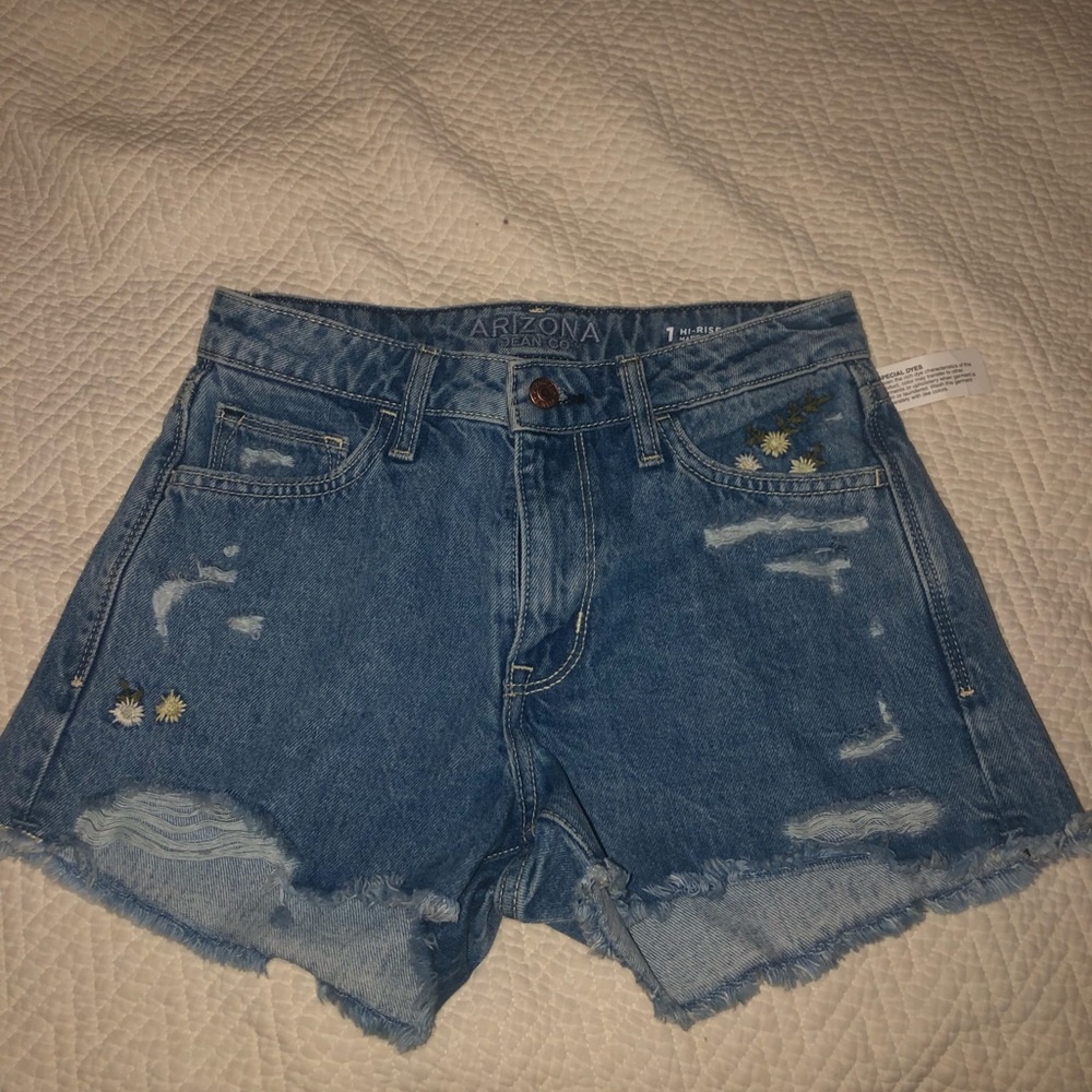 Super cute denim shorts with flower embroidery.